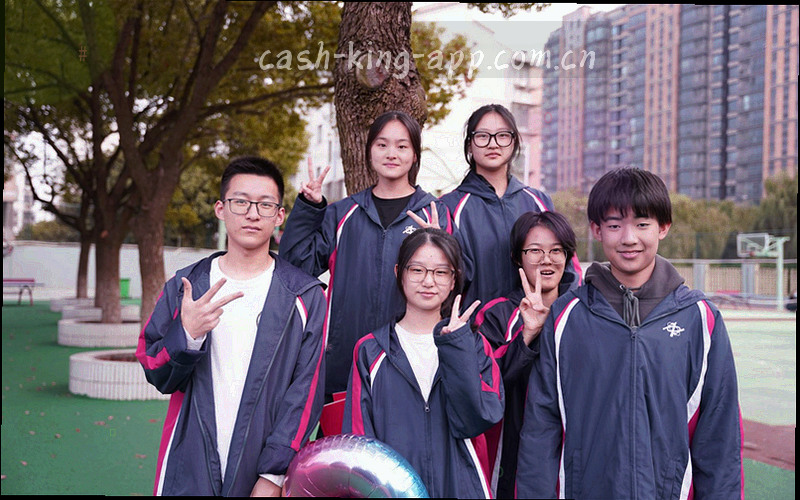 金色齿轮与锁链构成精密同步结构